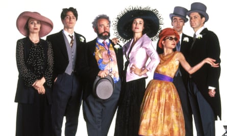 Cuatro bodas y un funeral protagonizados (de izquierda a derecha): Kristin Scott Thomas, Hugh Grant, Simon Callow, Andie MacDowell, Charlotte Coleman, John Hannah y James Fleet.