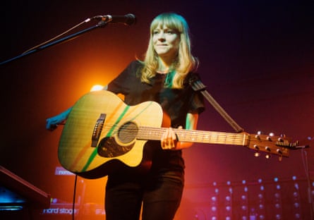 Rose se apresentando em Glasgow em 2015.