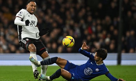 João Félix comete falta sobre Kenny Tete del Fulham en el incidente que provocó su tarjeta roja