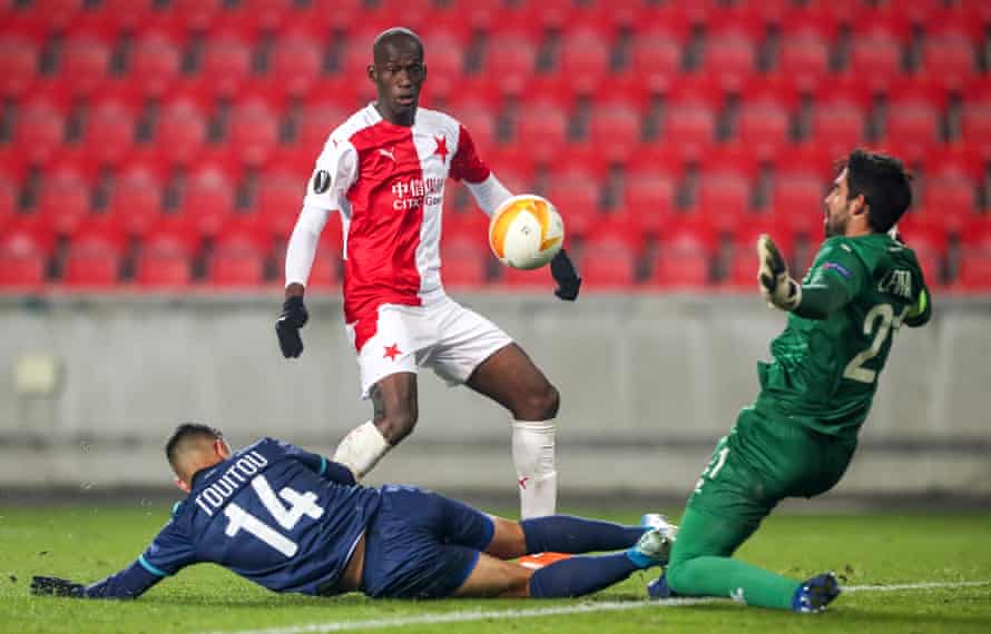 Abdallah Sima marque contre Hapoel Be'er Sheva dans un match de groupe de la Ligue Europa cette saison.