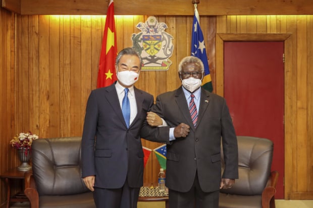 Manasseh Sogavari, a la derecha, con el Ministro de Relaciones Exteriores de China, Wang Yi, en mayo.