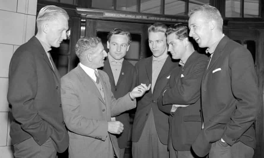 George Raynor à Londres avec des membres de l'équipe de Suède en 1959.