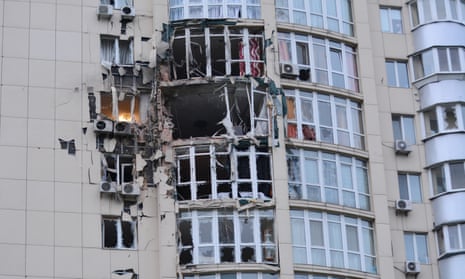 یک ساختمان مسکونی در کیف در حمله پهپادی روز دوشنبه آسیب دید