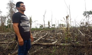 Un oficial de protección ambiental del estado de Rondônia, Nei Peres, observa una sección de tierras deforestadas en la reserva de Jaci Paraná.