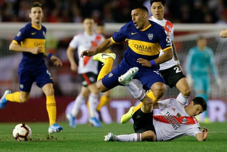River Plate’s Ignacio Fernández, right, tackles Ramón Ábila during the first leg of this year’s semi-final, which River won 2-0.