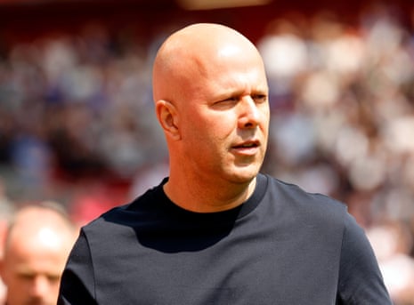 Arne Slot during the match between Liverpool and Chelsea