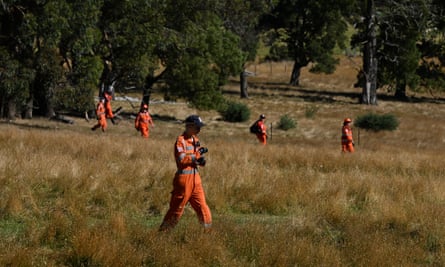 SES personnel are seen searching farmland in Ballarat for Samantha Murphy