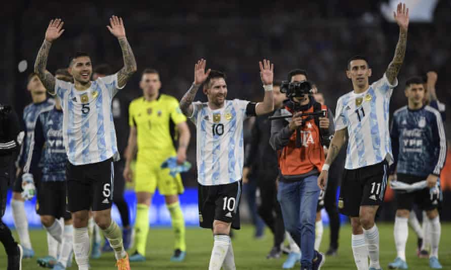 Lionel Messi celebrates with Angel Di María (right) and Leandro Paredes after Argentina’s 3-0 win over Venezuela at La Bombonera.