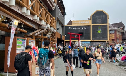 Crowds in front of the restaurant, souvenir shop and Shinto shrine