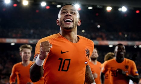Memphis Depay scores from the penalty spot deep into stoppage time to seal victory for the Netherlands.