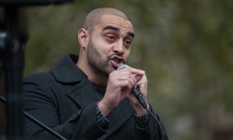 Rapper Lowkey phát biểu một cuộc biểu tình ở London.