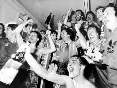 Alex Ferguson is surrounded by his Aberdeen players arsenic they observe winning the 1980 rubric with a 5-0 triumph implicit Hibernian