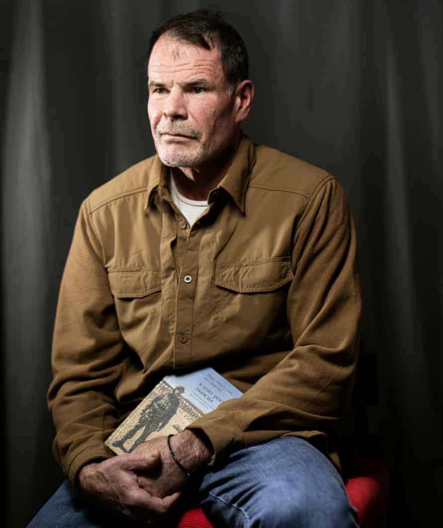 Марат Габидулин дважды держит свой дневник в одной и той же реке.