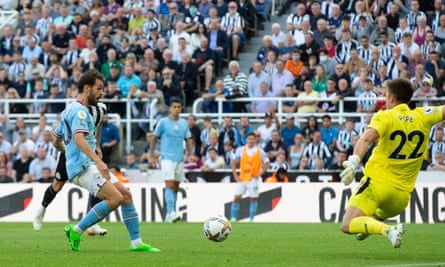 Bernardo Silva of Manchester City scores to make it 3-3 against Newcastle