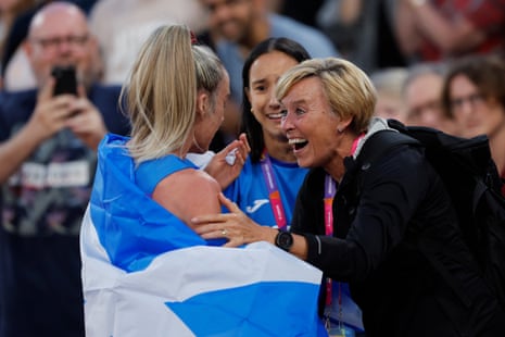 Eilish McColgan of Scotland celebrates victory in the Women’s 10,000m final with mother Liz McColgan.