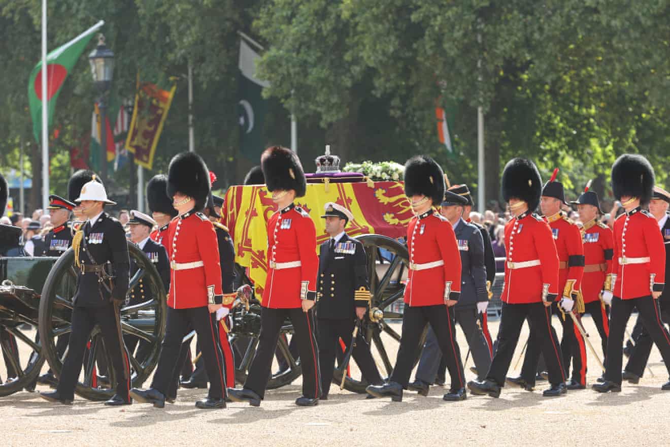 Sicriul Reginei se deplasează pe Horse Guards Parade.