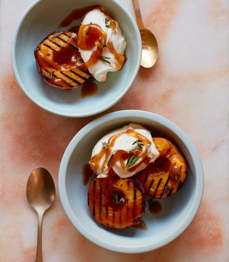 Caramelized Baked Peaches {With Cinnamon} - CakeWhiz