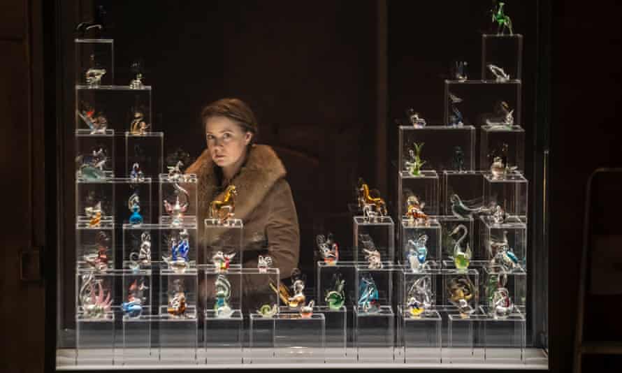 저장한 사람 Belle...Amy Adams in the Glass Zoo.