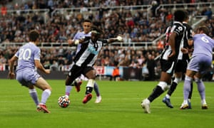 Allan Saint-Maximin fires home to get the Magpies back on level terms.