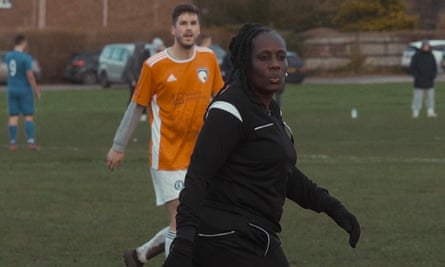 Anne-Marie arbitre un match. Une image tirée du film
