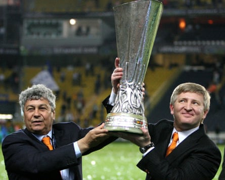 Mircea Lucescu (left) holds the Uefa Cup with the Shakhtar Donetsk owner, Rinat Akhmetov, after their victory over Werder Bremen in the 2009 final