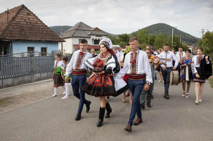 A wedding procession successful  the colony   of Bătarci