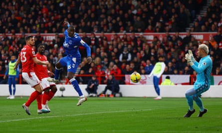 Abdoulaye Doucouré headers the ball past Keylor Navas to score Everton’s second goal.