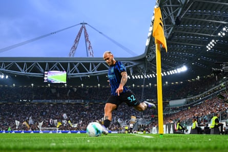 Federico Dimarco takes a area for Inter.