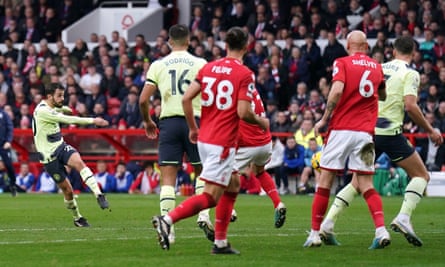 Bernardo Silva lance le ballon dans le filet pour donner à Manchester City une avance en première mi-temps