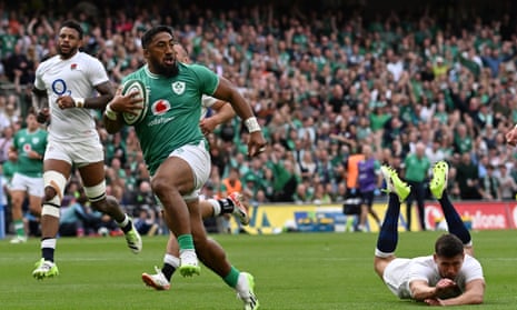 Bundee Aki scores a try for Ireland against England