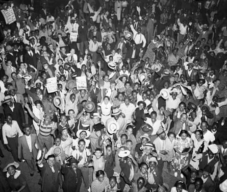 a crowd of people looking up