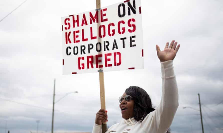 Keisha Richardson, a 15-year Kellogg employee, waves to cars honking as they pass by the picket line outside the cereal maker’s headquarters in Battle Creek, Michigan, this week.