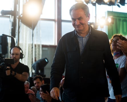 Jose Luis Rodríguez Zapatero smiles for photographers at a rally.