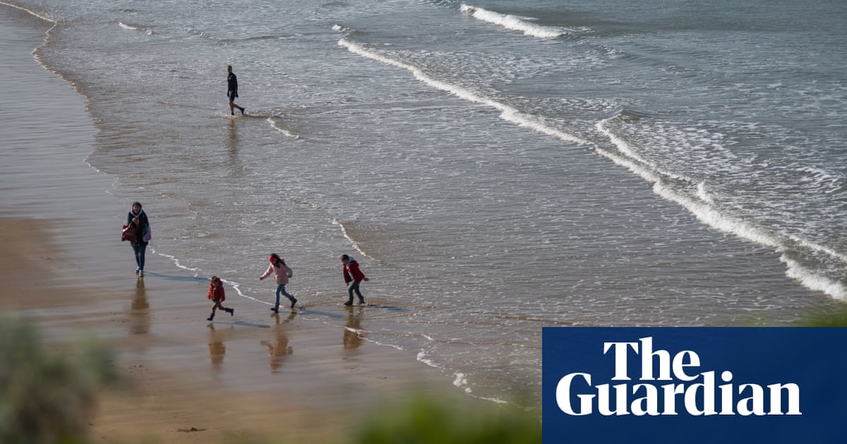 ‘Please don’t come’: concern in Devon as daytrippers head to coast