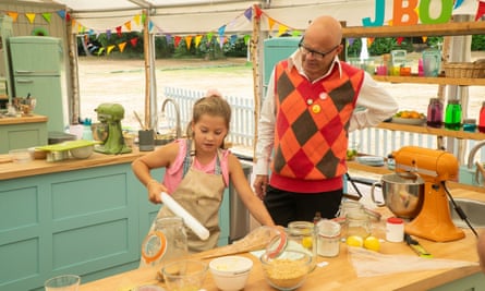 La candidate junior Bake Off Imogen et le présentateur Harry Hill dans la quatrième série.