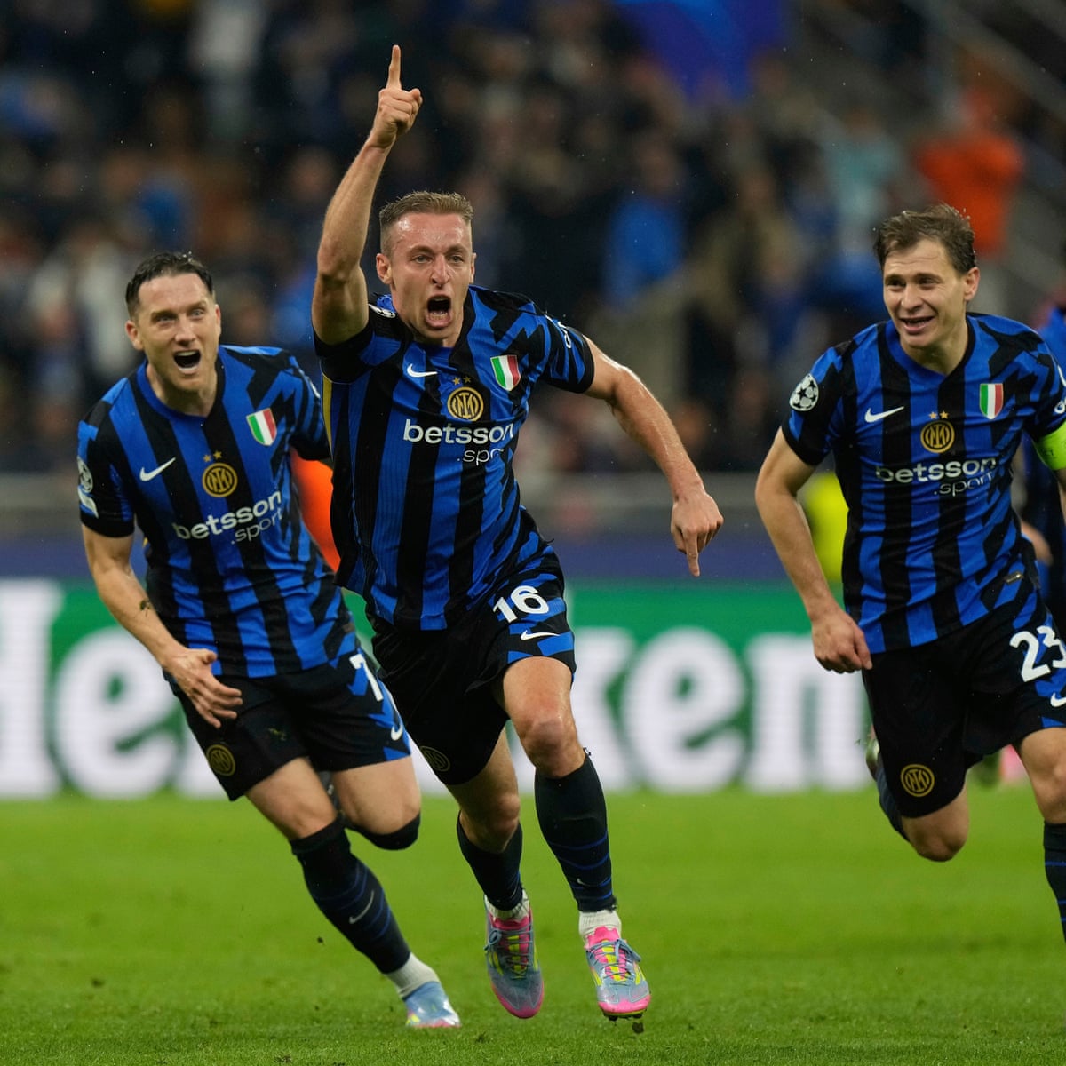 Ngôi sao Barca nhổ nước bọt vào cầu thủ Inter 3 Frattesi fires Inter into final after Barcelona fall short in seven-goal  epic | Champions League | The Guardian