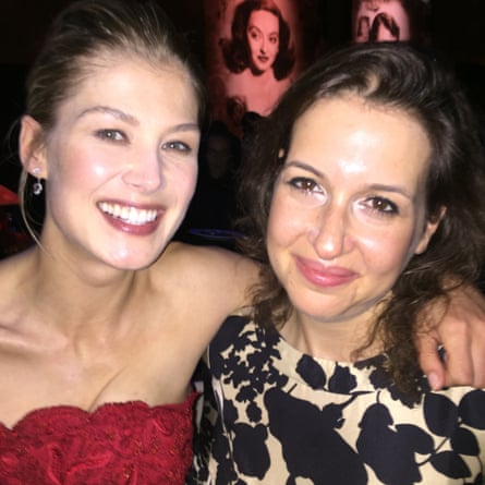 Avec Rosamund Pike en 2015.