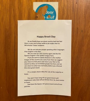 Cartaz do Brexit visto em um bloco de apartamentos em Norwich