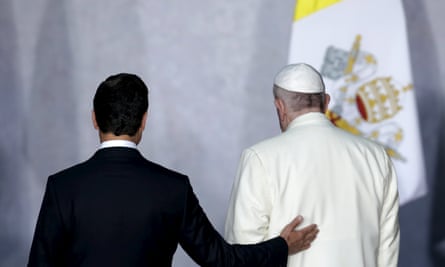 Pope Francis and Mexico’s President Pena Nieto participate in a ceremony at the National Palace in Mexico City,Pope Francis (R) and Mexico’s President Enrique Pena Nieto participate in a ceremony at the National Palace in Mexico City, February 13, 2016. REUTERS/Tomas Bravo