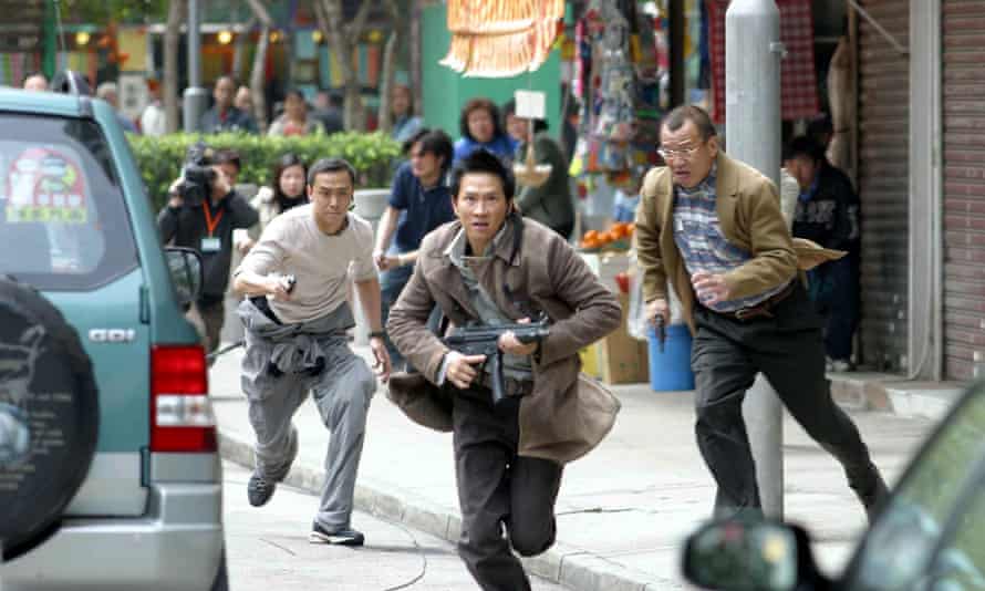 Breaking News (2004) de Johnnie To comienza con una batalla callejera de seis minutos filmada con una cámara girando hacia arriba y hacia abajo.