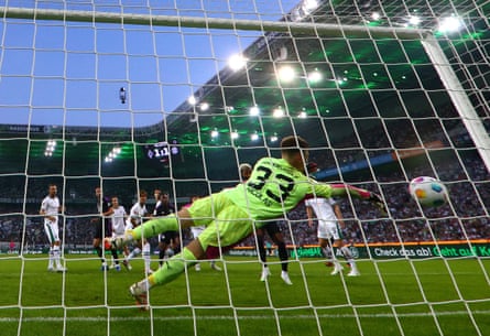 Gladbach raise their game but Bayern end week of transfer woes with a win | Bundesliga 5 Moritz Nicolas was impressive in goal for Gladbach but could do nothing to stop Mathys Tel’s winner.
