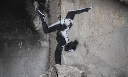 Banksy dio a conocer la imagen de una gimnasta haciendo una parada de manos en la pared de un edificio en ruinas en Borodianka el mes pasado.