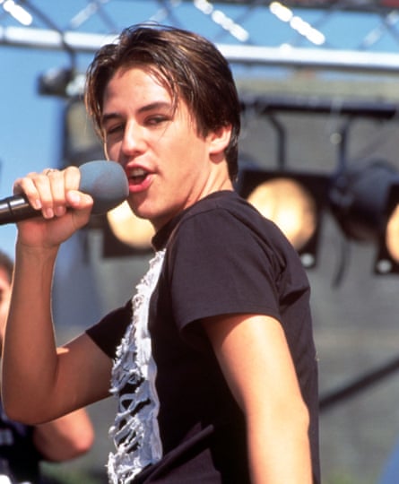 Kavana sings into a mic