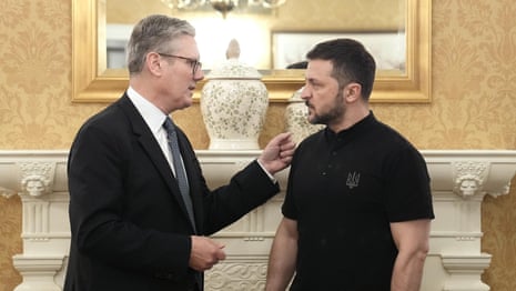 Keir Starmer ontmoet Volodymyr Zelensky op de NAVO-top in Washington - video