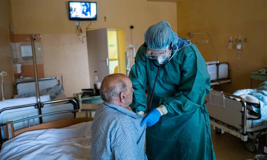 Mandatory Covid jabs policy divides NHS leaders in England as deadline nears | NHS 1 5000