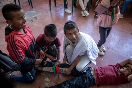 Children learn to stabilize a leg injury