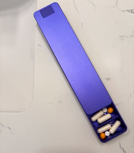 Un pastillero semanal Ikigai morado.