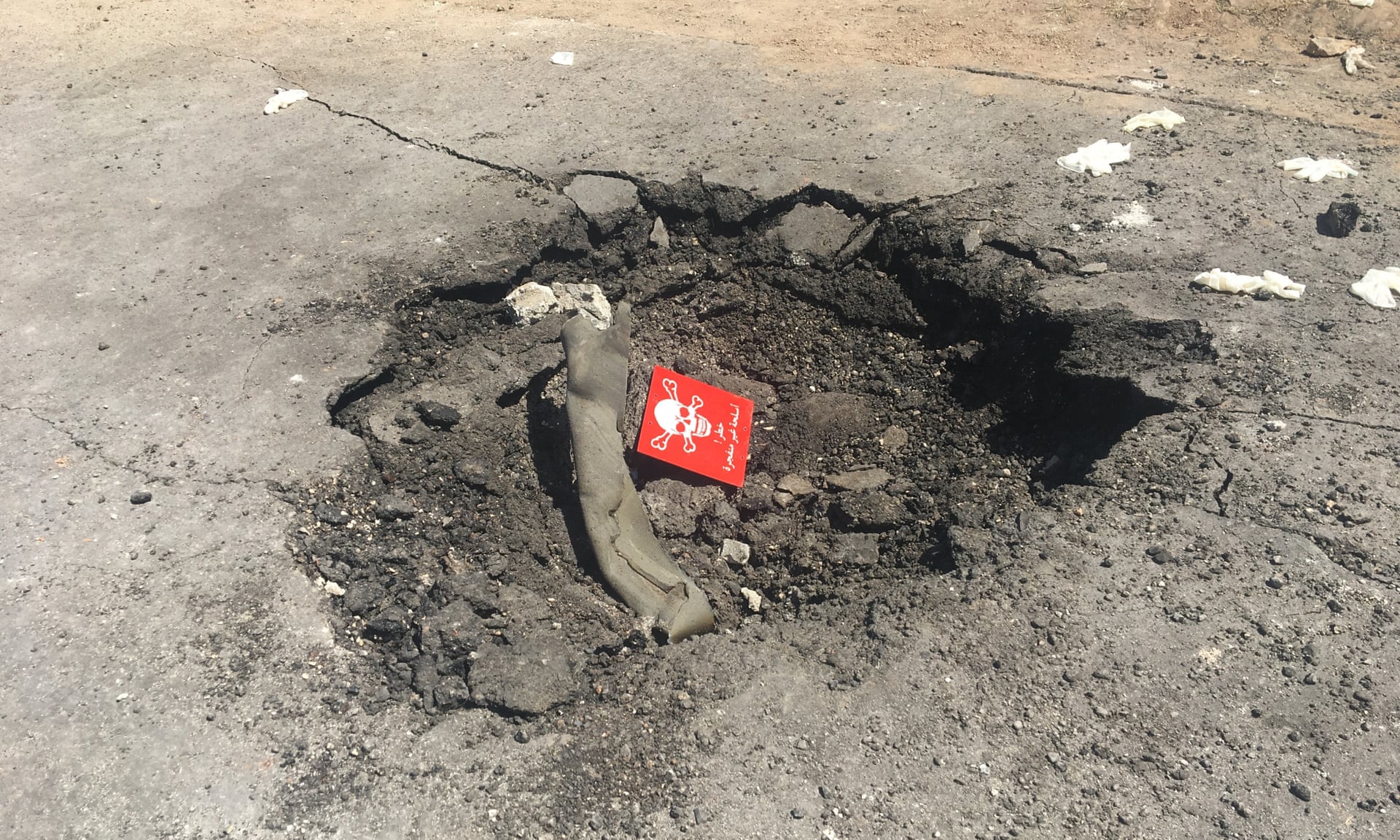 Il cratere d'impatto dell'ordigno contenente gas sarin che ha colpito Khan Sheikhoun, 4/4/2017. Credits to: Kareem Shaheen/The Guardian.