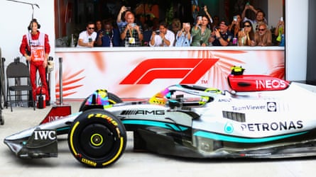 Fans tittar på med telefonerna redo när Lewis Hamilton skjuter iväg i sin Mercedes vid Miami Grand Prix i maj