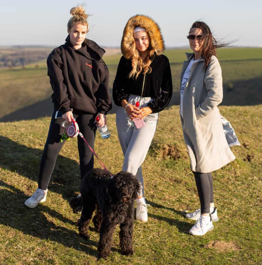 Tara caminando con su hija Livvy (centro) y su amiga Hannah (ambas de 18), en Wolstonbury Hill, South Downs